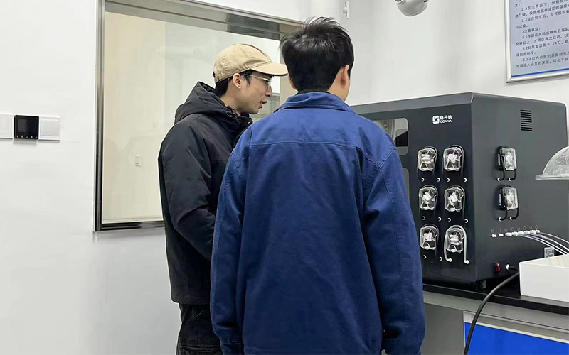 格丹納工程師為測(cè)試中心的工作人員進(jìn)行培訓(xùn)